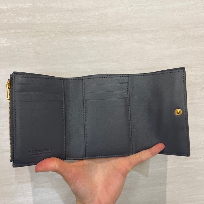 BV 灰牛皮霧金釦Cassette 6卡三折短夾-11