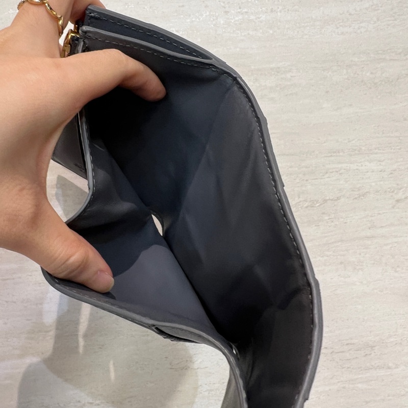 BV 灰牛皮霧金釦Cassette 6卡三折短夾-12