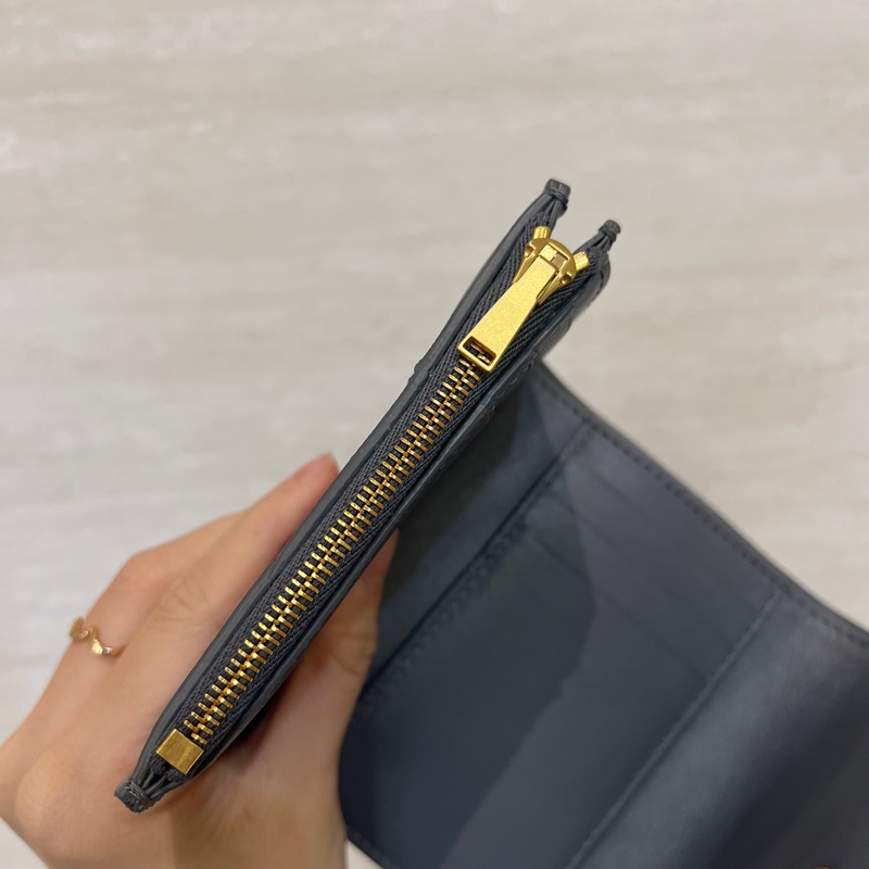 BV 灰牛皮霧金釦Cassette 6卡三折短夾-13