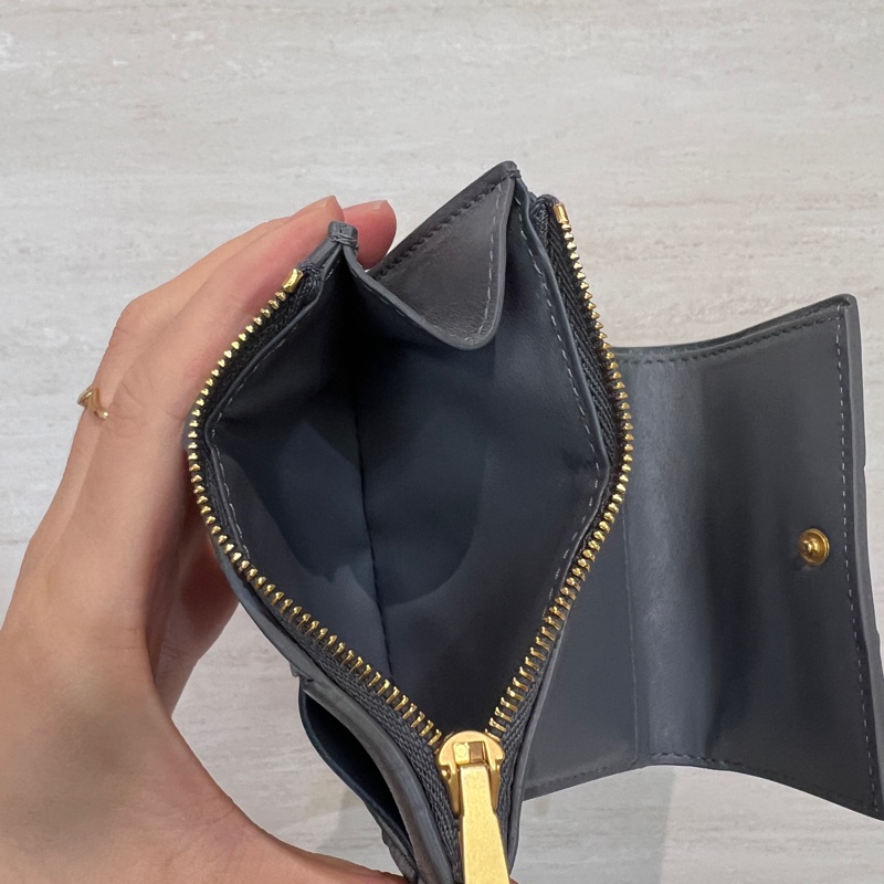 BV 灰牛皮霧金釦Cassette 6卡三折短夾-14