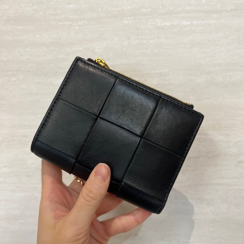 BV 黑羊皮金釦Cassette 對釦6卡短夾-0