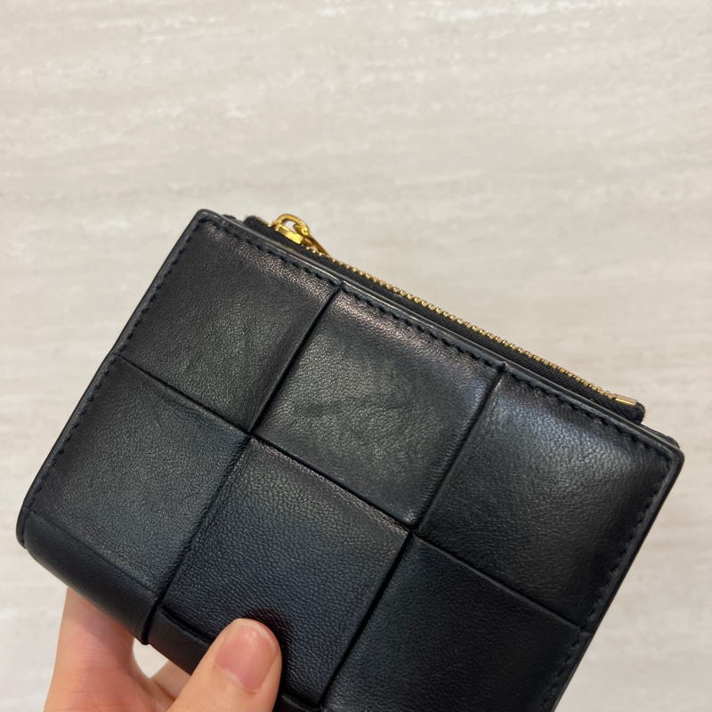 BV 黑羊皮金釦Cassette 對釦6卡短夾-1