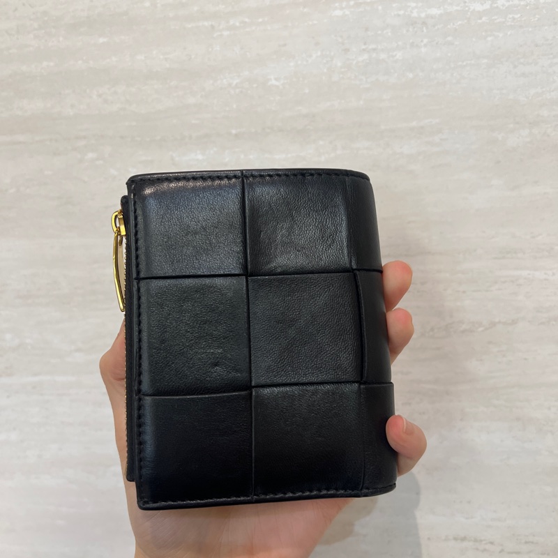 BV 黑羊皮金釦Cassette 對釦6卡短夾-3