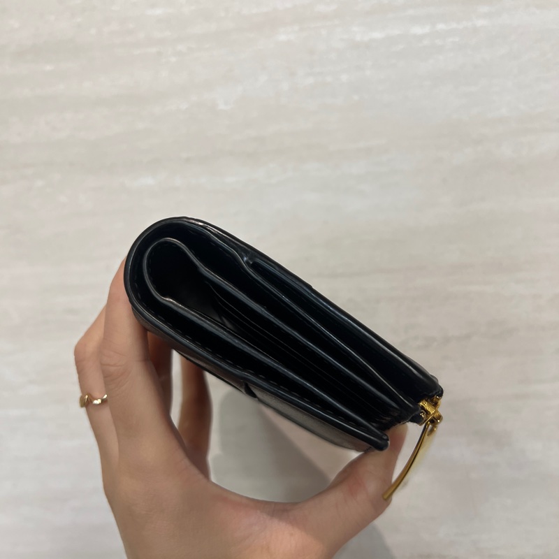 BV 黑羊皮金釦Cassette 對釦6卡短夾-5