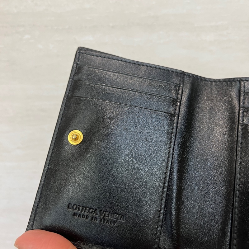 BV 黑羊皮金釦Cassette 對釦6卡短夾-10