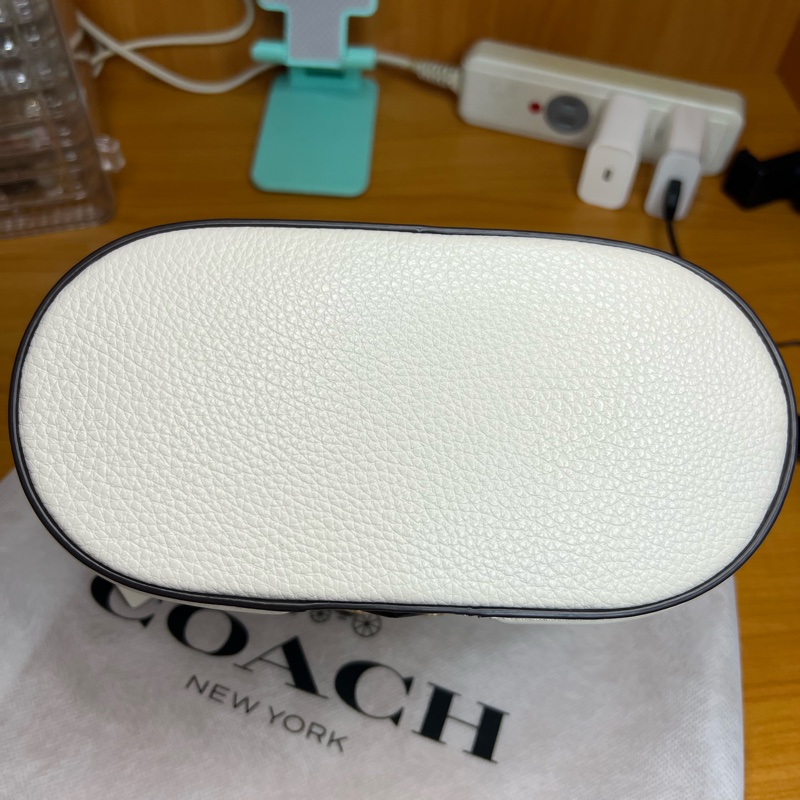 Coach化妝硬殼包-8