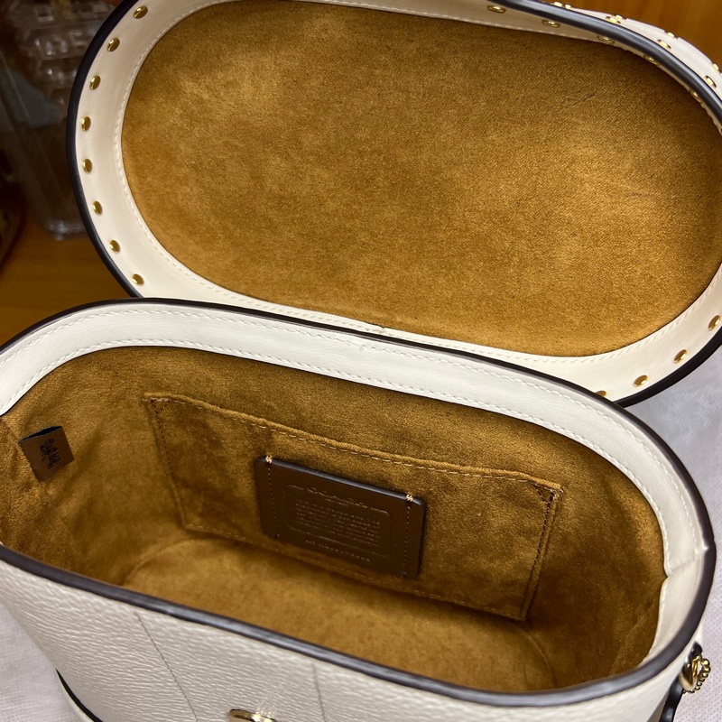 Coach化妝硬殼包-10