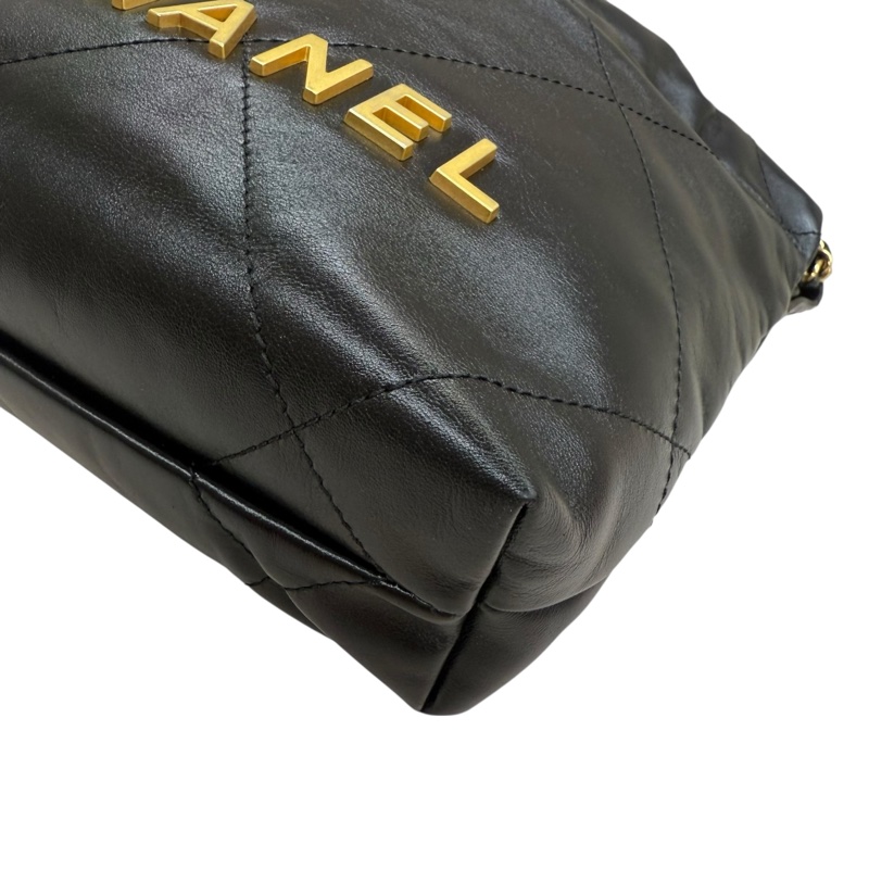 CHANEL 黑色金釦 MINI 22 Bag-11