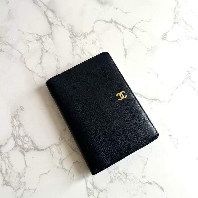 【LA LUNE】稀有中古二手Chanel黑色皮革中短夾旅行護照套錢包男女小手拿袋-0