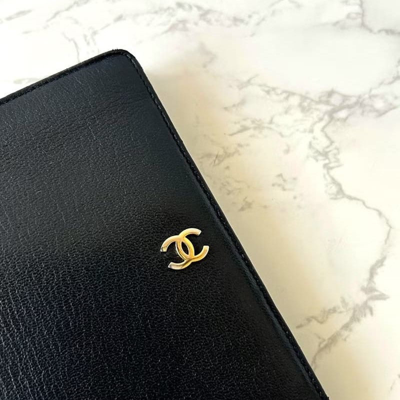 【LA LUNE】稀有中古二手Chanel黑色皮革中短夾旅行護照套錢包男女小手拿袋-2