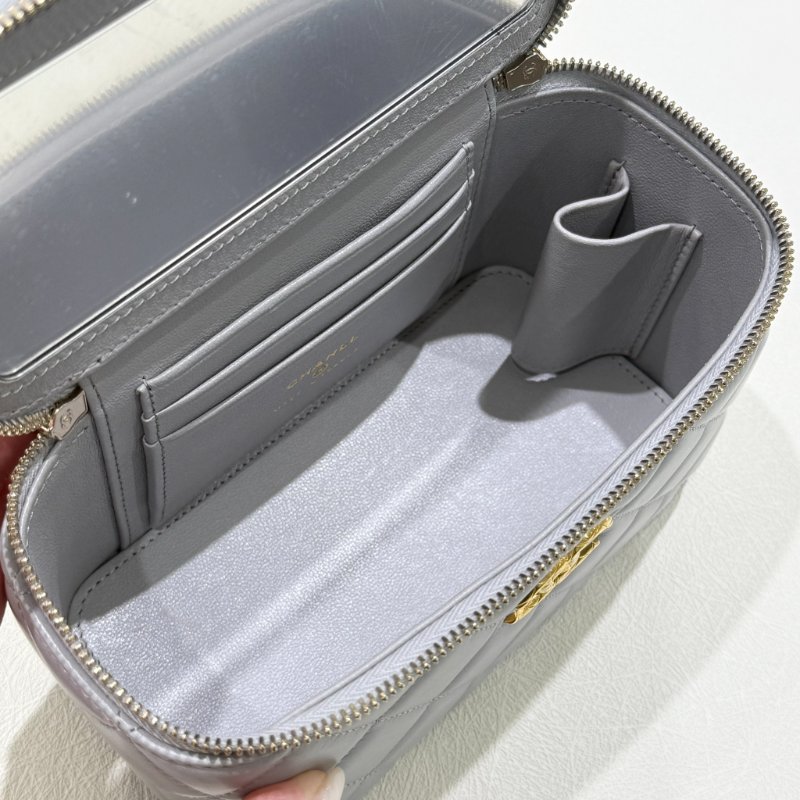 CHANEL - 灰色金色菱格調節釦長盒子-10