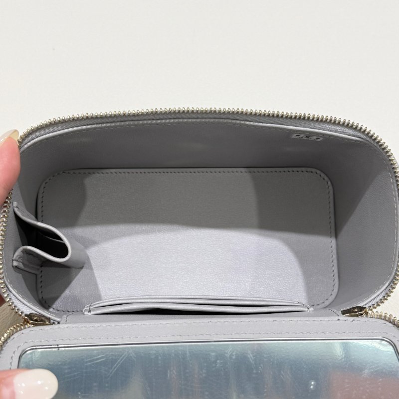 CHANEL - 灰色金色菱格調節釦長盒子-11