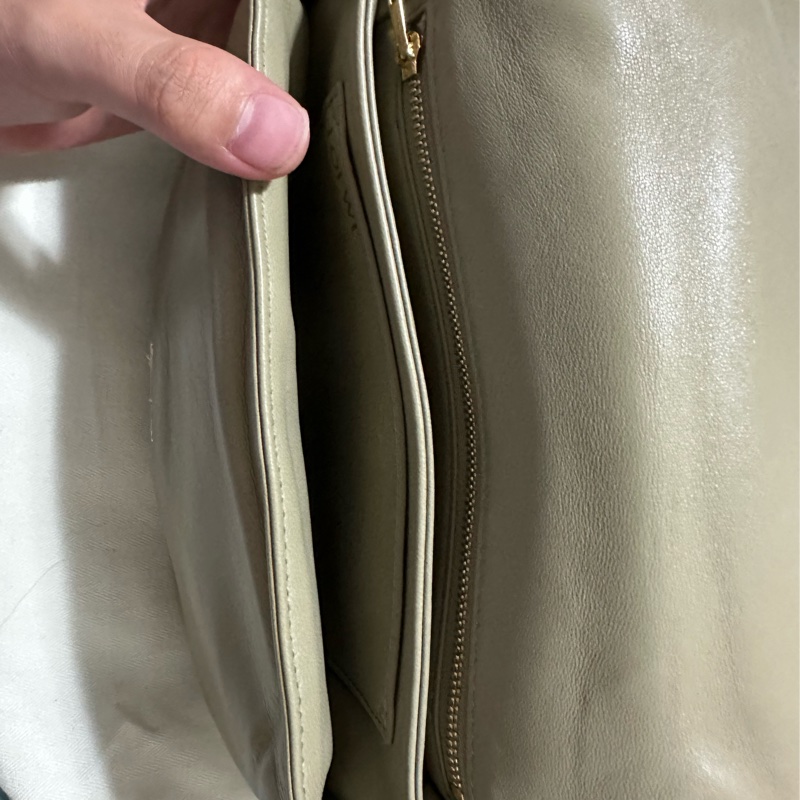 LOEWE 羅威 Goya 納帕小羊皮鍊帶枕頭包(黏土綠)-12