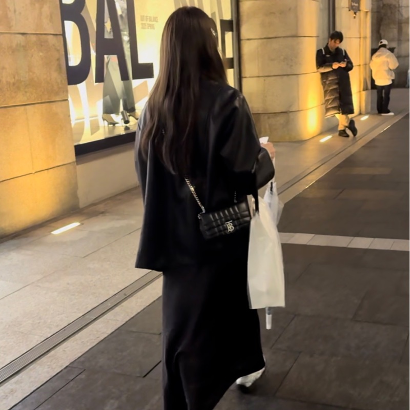 (9成新)BURBERRY 巴寶莉 Mini Lola 金屬LOGO格紋車線小羊皮迷你翻蓋斜背包(黑銀)-1
