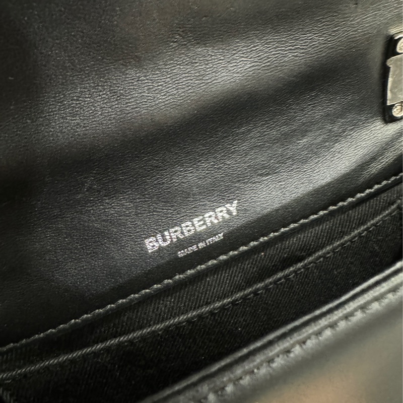 (9成新)BURBERRY 巴寶莉 Mini Lola 金屬LOGO格紋車線小羊皮迷你翻蓋斜背包(黑銀)-4