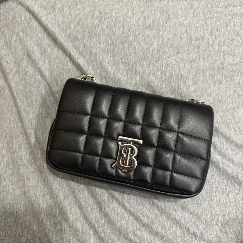 (9成新)BURBERRY 巴寶莉 Mini Lola 金屬LOGO格紋車線小羊皮迷你翻蓋斜背包(黑銀)-5