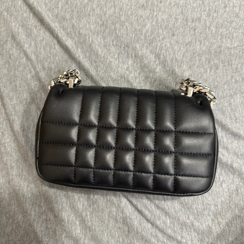 (9成新)BURBERRY 巴寶莉 Mini Lola 金屬LOGO格紋車線小羊皮迷你翻蓋斜背包(黑銀)-6
