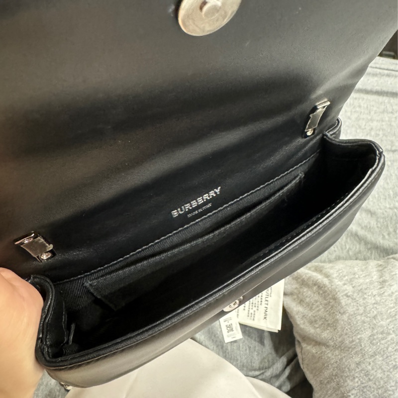 (9成新)BURBERRY 巴寶莉 Mini Lola 金屬LOGO格紋車線小羊皮迷你翻蓋斜背包(黑銀)-10