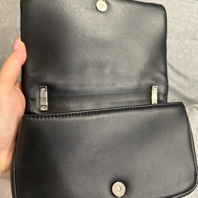 (9成新)BURBERRY 巴寶莉 Mini Lola 金屬LOGO格紋車線小羊皮迷你翻蓋斜背包(黑銀)-11