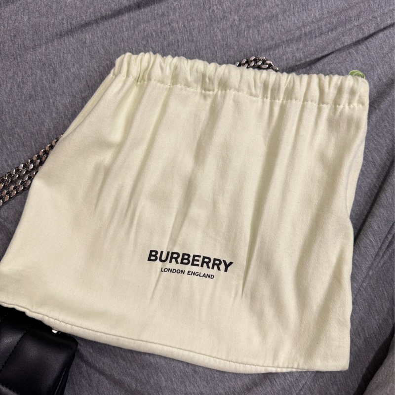 (9成新)BURBERRY 巴寶莉 Mini Lola 金屬LOGO格紋車線小羊皮迷你翻蓋斜背包(黑銀)-14