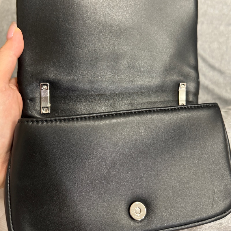 (9成新)BURBERRY 巴寶莉 Mini Lola 金屬LOGO格紋車線小羊皮迷你翻蓋斜背包(黑銀)-15