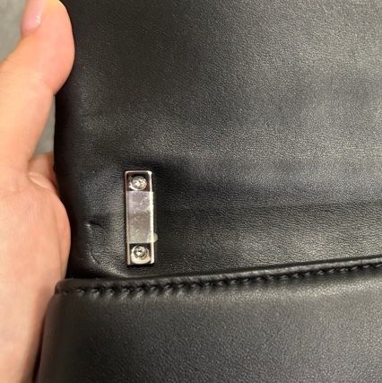(9成新)BURBERRY 巴寶莉 Mini Lola 金屬LOGO格紋車線小羊皮迷你翻蓋斜背包(黑銀)-17