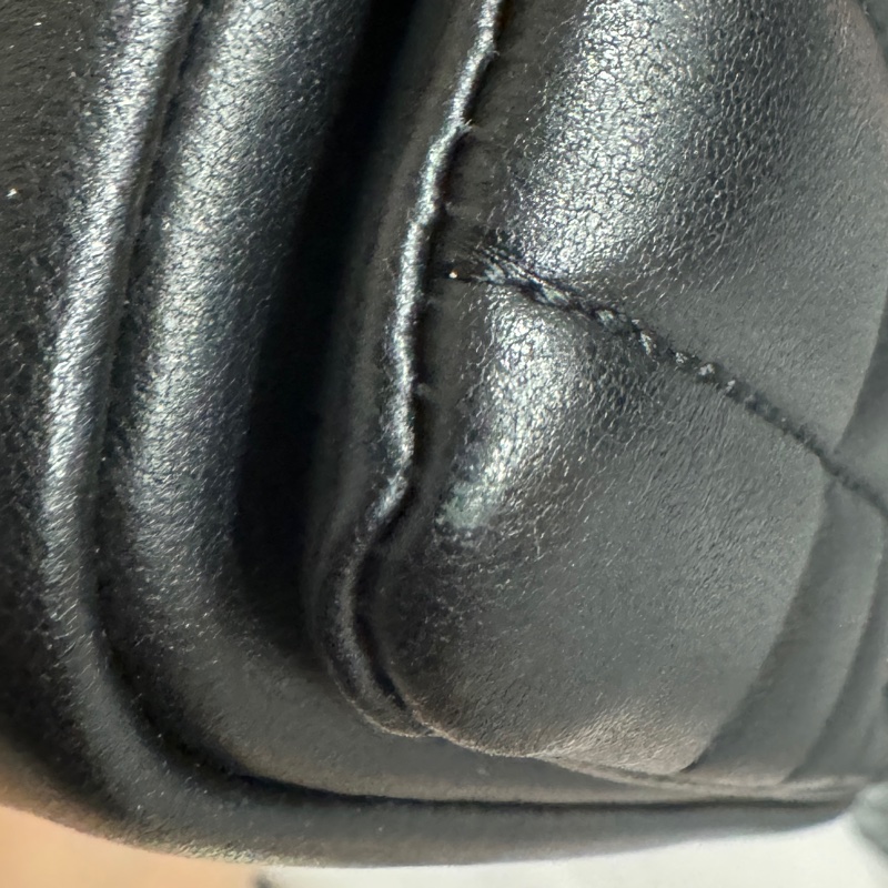 (9成新)BURBERRY 巴寶莉 Mini Lola 金屬LOGO格紋車線小羊皮迷你翻蓋斜背包(黑銀)-19