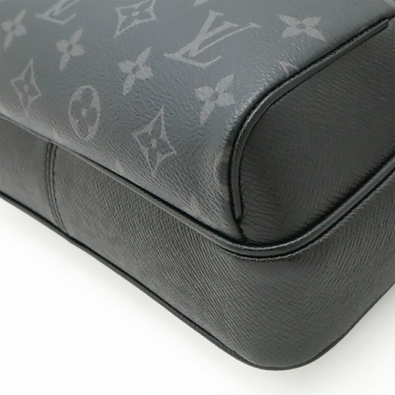 LOUIS VUITTON Taiga Rama Monogram Eclipse Outdoor PM 單肩包（黑色和黑色）(M30233)-3