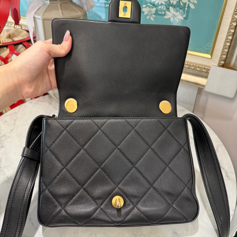 Chanel黑羊皮大菱格紋金釦下蓋手提肩斜背包-3