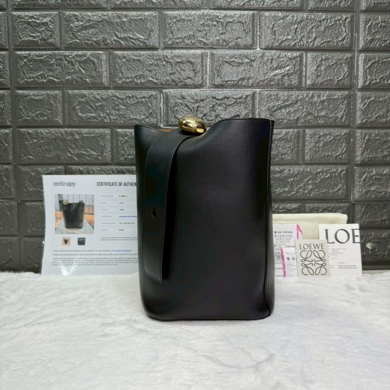 LOEWE Pebble中款光滑牛水桶包-0