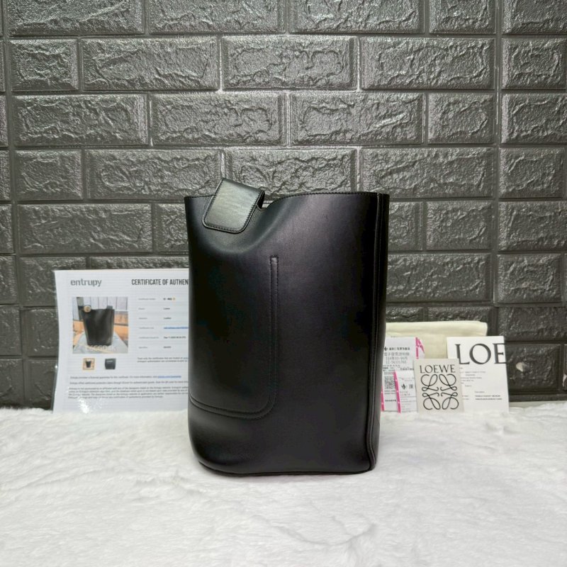 LOEWE Pebble中款光滑牛水桶包-1