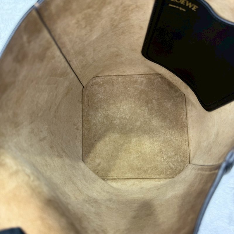 LOEWE Pebble中款光滑牛水桶包-4