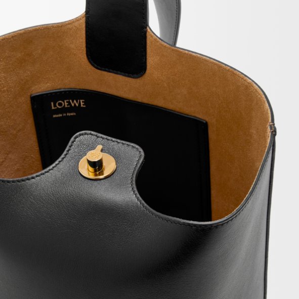 LOEWE Pebble中款光滑牛水桶包-5