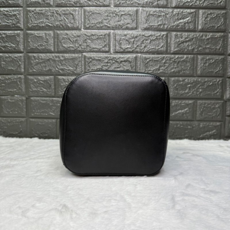 LOEWE Pebble中款光滑牛水桶包-11