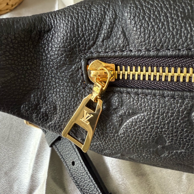 Bumbag Monogram 牛皮腰包(黑色) M44812-6