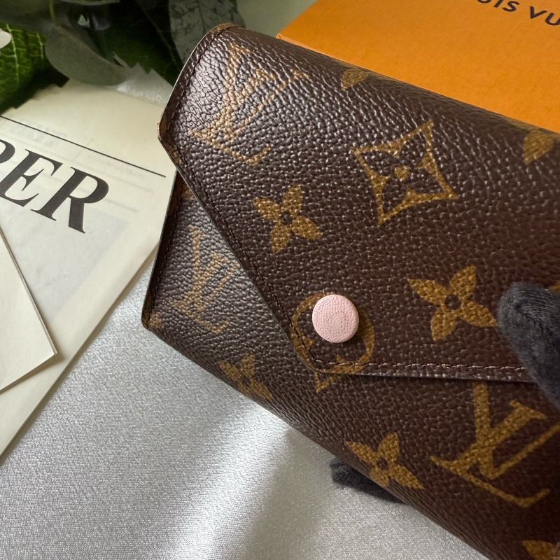 Monogram VICTORINE三折短夾(粉色) M62360-6