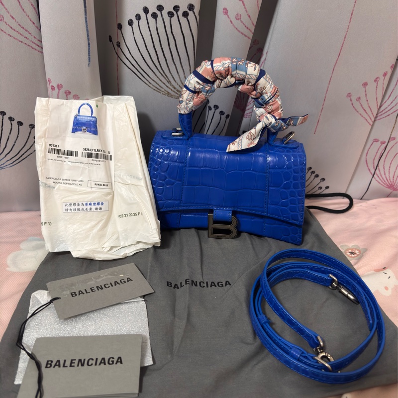 BALENCIAGA Hourglass XS B字鱷魚壓花牛皮手提/斜背沙漏包(藍色)-0
