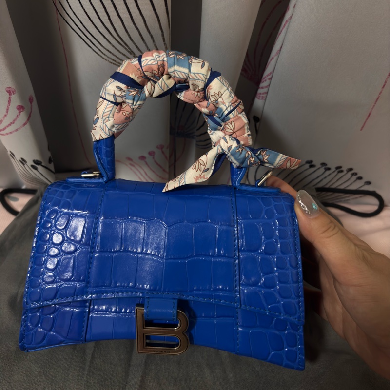 BALENCIAGA Hourglass XS B字鱷魚壓花牛皮手提/斜背沙漏包(藍色)-16