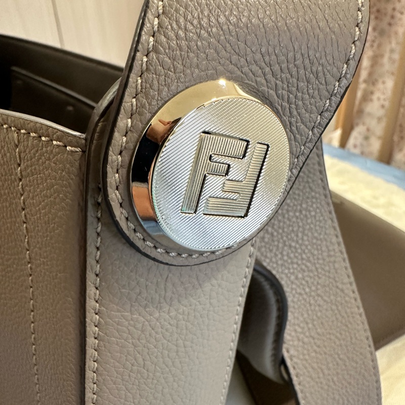 FENDI Chiodo系列郵差包 許光漢代言照 全新-14