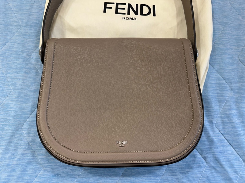 FENDI Chiodo系列郵差包 許光漢代言照 全新-38