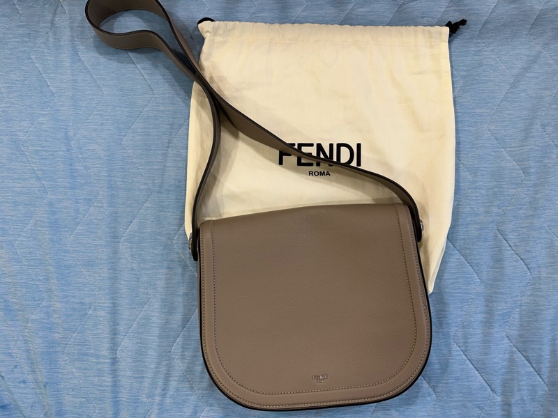 FENDI Chiodo系列郵差包 許光漢代言照 全新-40