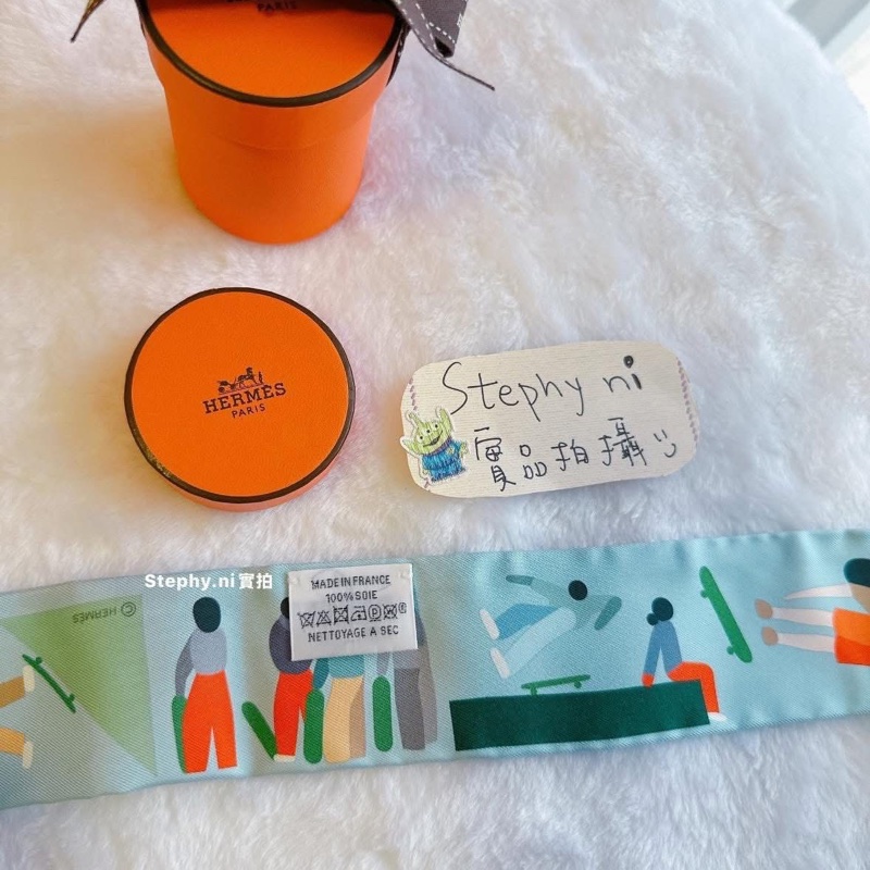 【破盤賠售】超甜全新twilly Hermés 愛馬仕_2025新款 自由姿態 twilly Figures Libes 全新全配✨-11