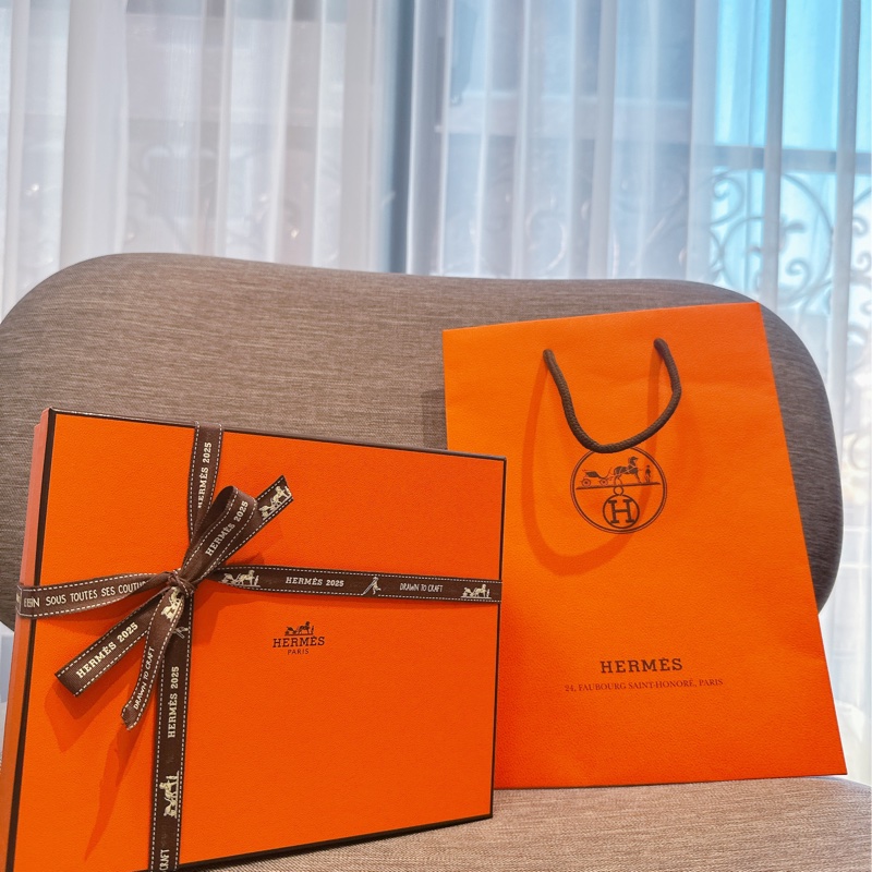 連假!全新降售_Hermés 愛馬仕 2025最新爆款Please Hold The Line 正在通話中 90x90/絲巾-13