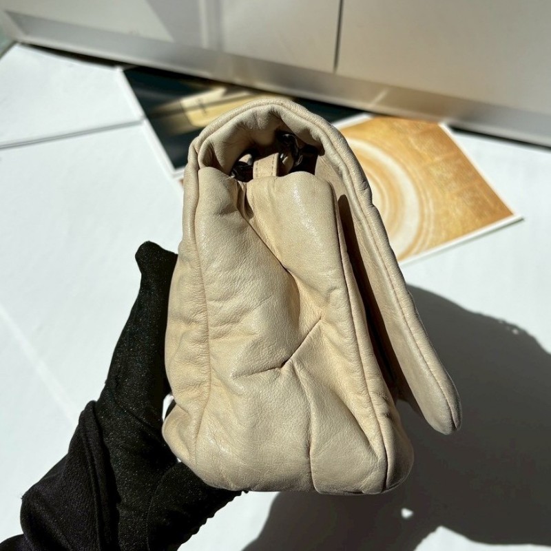 Chanel 銀鍊米白皮革抓皺口蓋肩側包-8