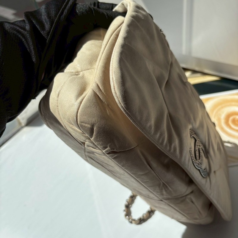 Chanel 銀鍊米白皮革抓皺口蓋肩側包-10