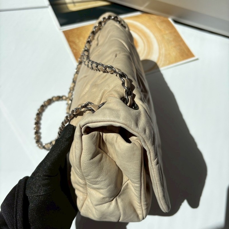 Chanel 銀鍊米白皮革抓皺口蓋肩側包-11