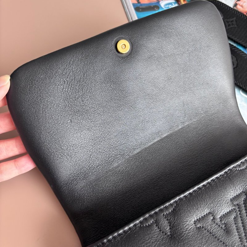 ::Louis Vuitton:: LV M81398- Bubblegram 縫線牛皮肩背/斜背兩用包-15