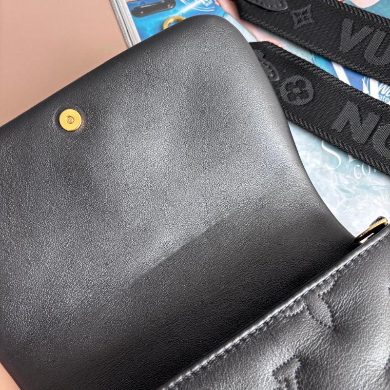 ::Louis Vuitton:: LV M81398- Bubblegram 縫線牛皮肩背/斜背兩用包-16