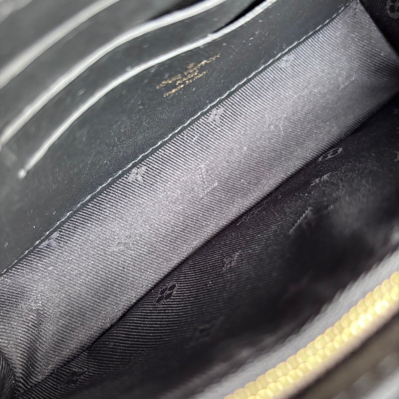 ::Louis Vuitton:: LV M81398- Bubblegram 縫線牛皮肩背/斜背兩用包-17