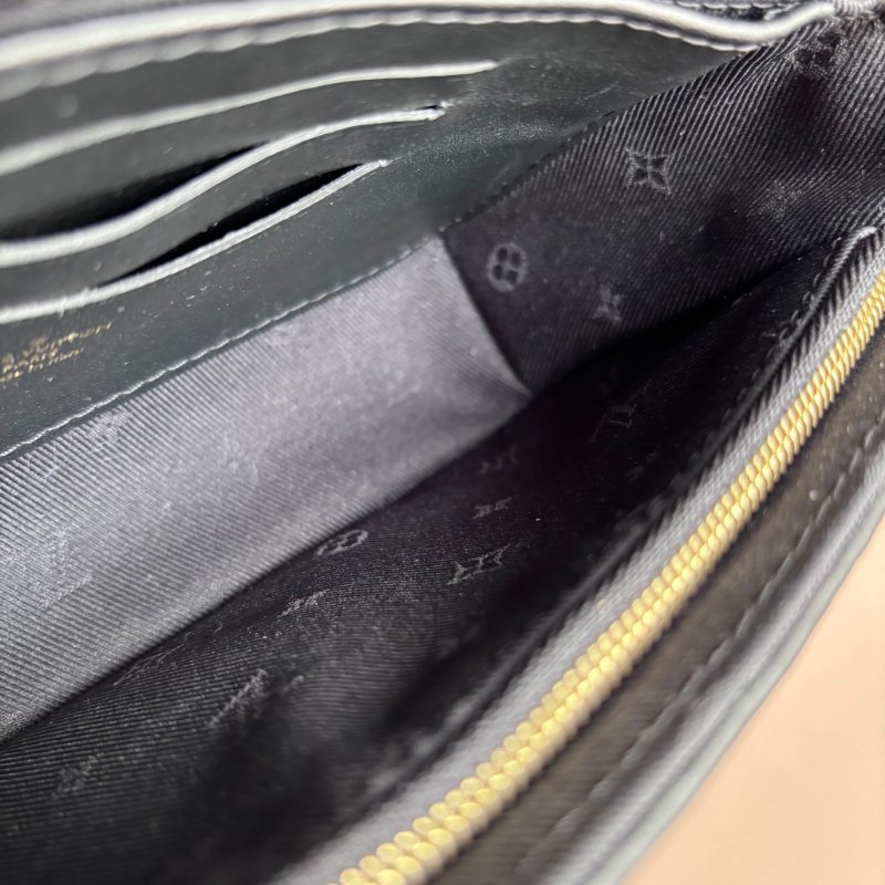 ::Louis Vuitton:: LV M81398- Bubblegram 縫線牛皮肩背/斜背兩用包-18